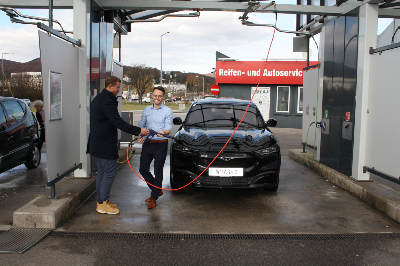 Menschen beim Auto waschen